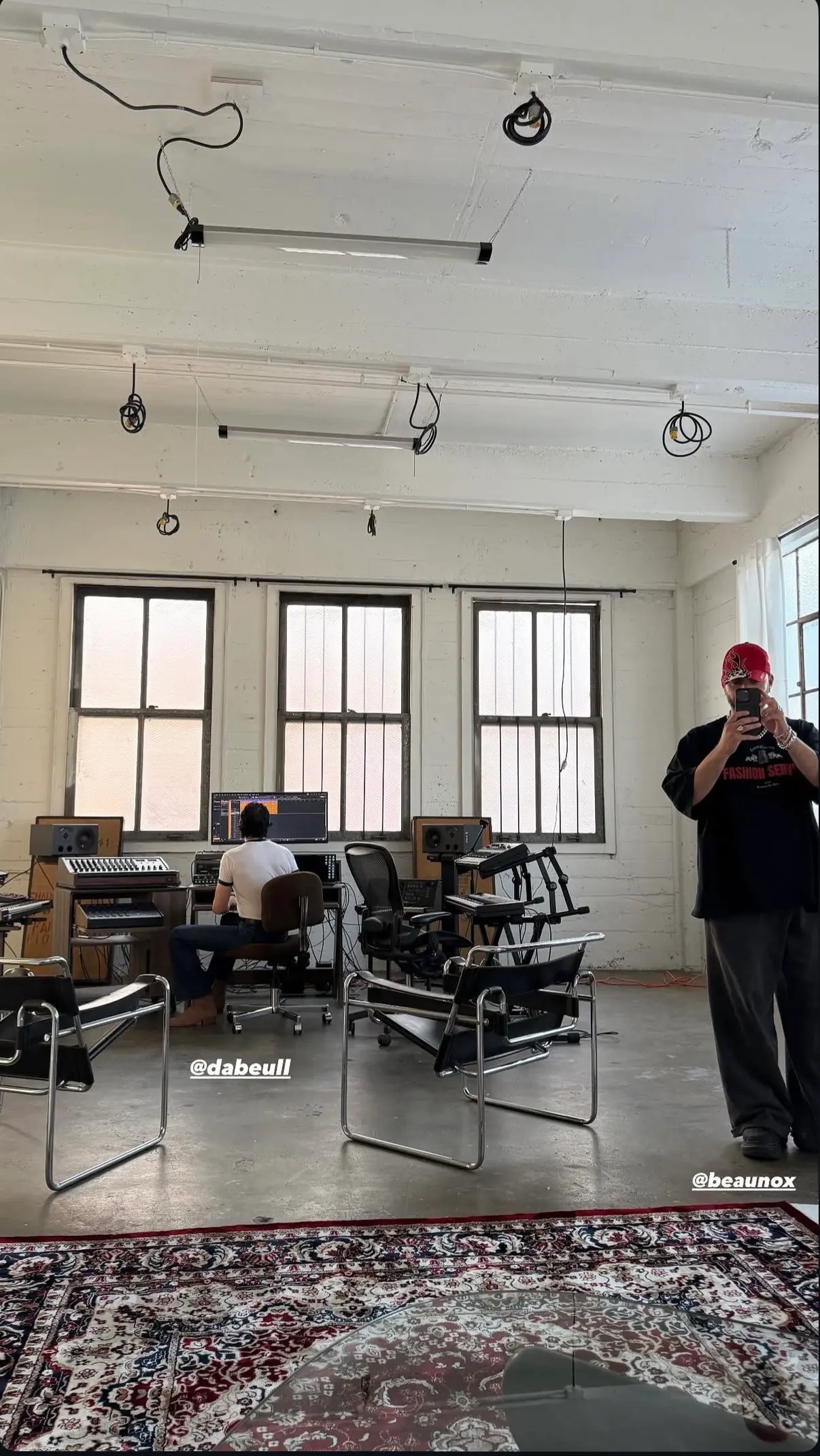 Dabeull en session studio aux machines, photo partagée par Maeta dans sa story Instagram