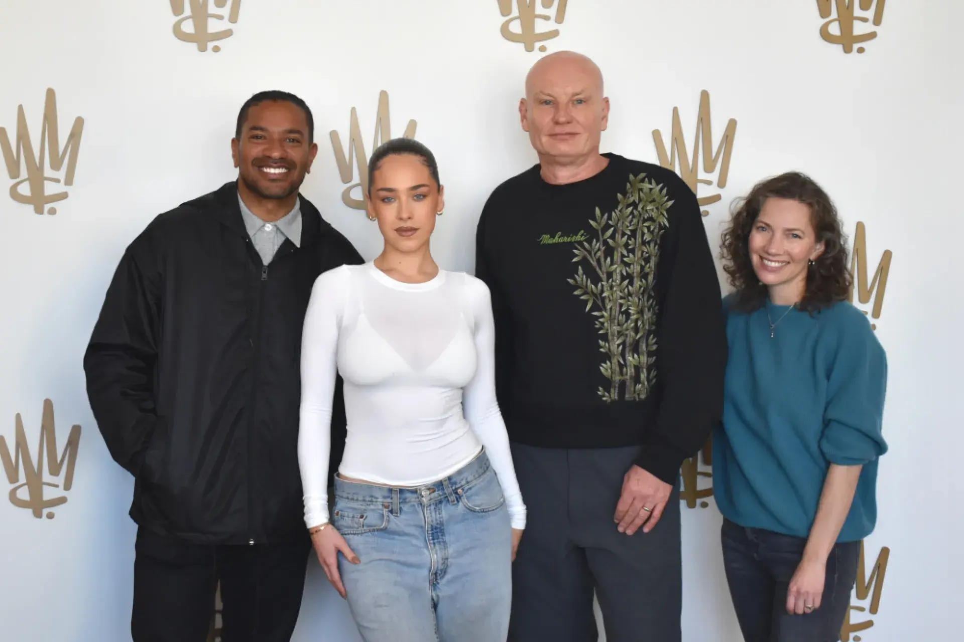 Maeta entourée de trois responsables de Warner Chappell Music, devant un mur blanc au logo doré de la maison d'édition.